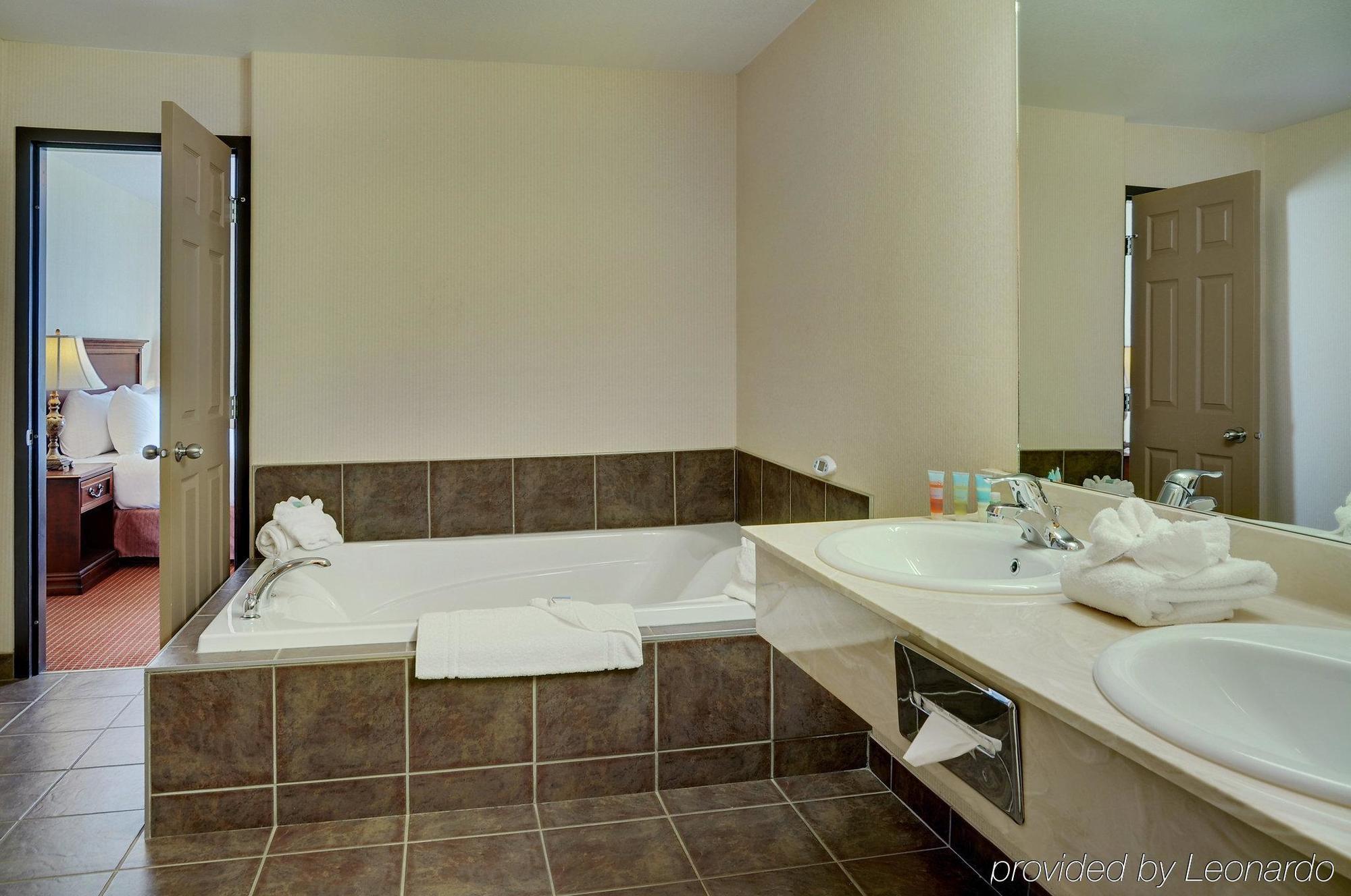 Pomeroy Inn And Suites Chetwynd Buitenkant foto