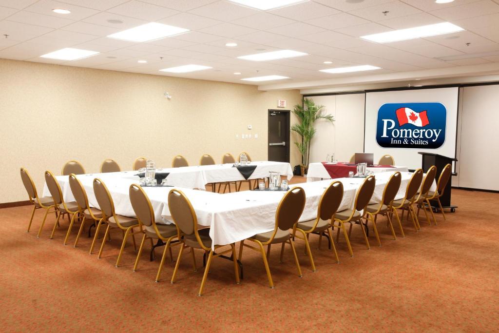 Pomeroy Inn And Suites Chetwynd Buitenkant foto