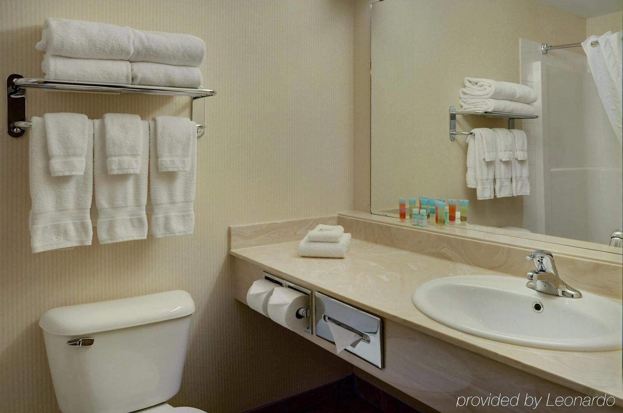 Pomeroy Inn And Suites Chetwynd Buitenkant foto