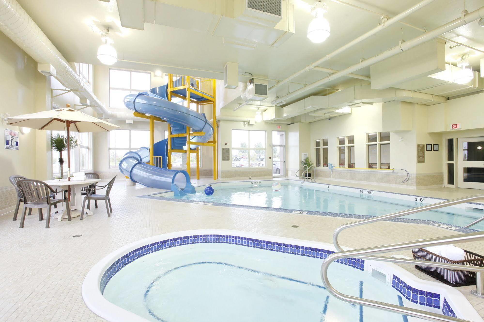 Pomeroy Inn And Suites Chetwynd Buitenkant foto