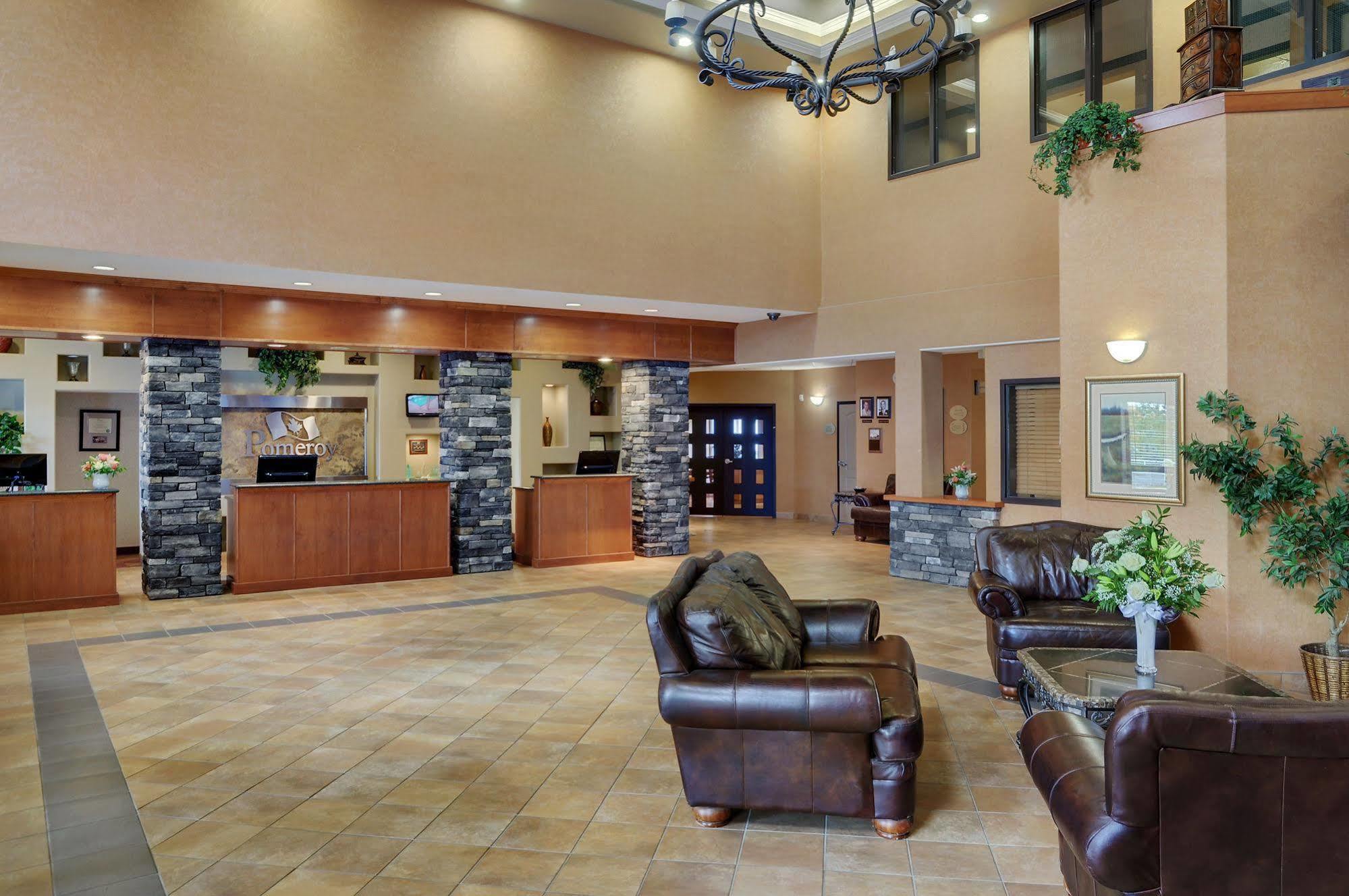 Pomeroy Inn And Suites Chetwynd Buitenkant foto